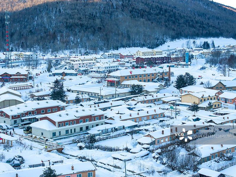 航拍冬天清晨大雪后的二浪河景区雪景风光图片素材