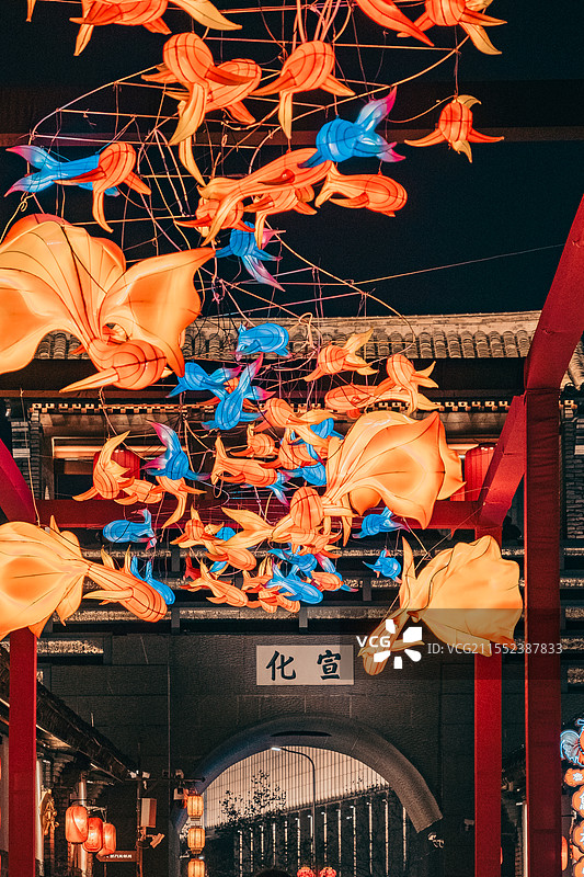 山东烟台芝罘区 春节期间张灯结彩的所城里图片素材