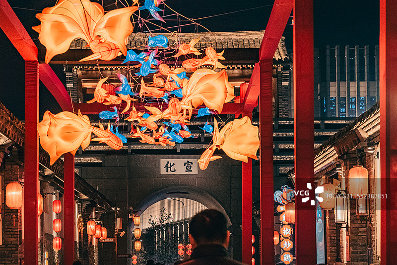 山东烟台芝罘区 春节期间张灯结彩的所城里图片素材