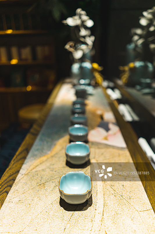 中国茶道文化拍摄主题，桌子上的桌旗和茶杯，一排绿松石色汝窑茶杯茶碗，室内无人图像摄影图片素材