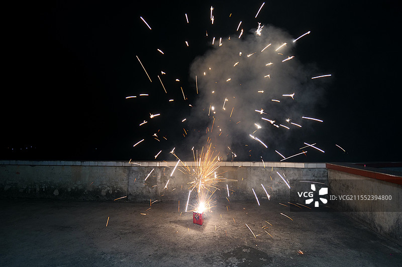 烟花绽放的瞬间图片素材