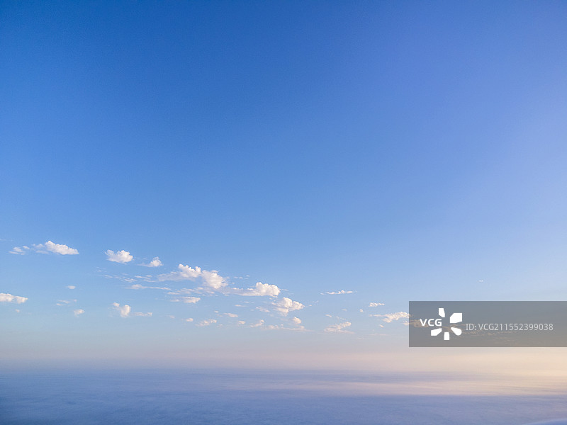 看平静的大海和蓝天图片素材