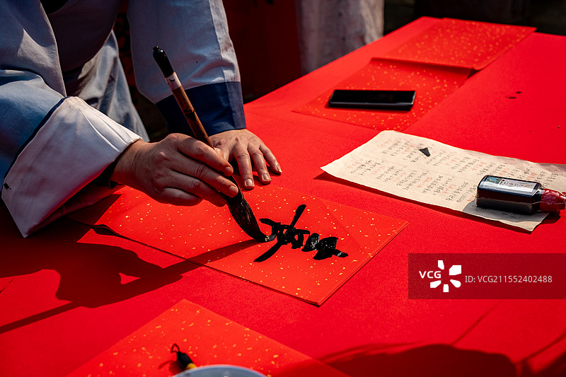 古装在纸上写字的人的中间部分图片素材