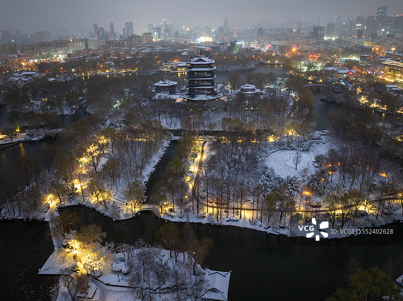 大雪后的济南大明湖夜景图片素材