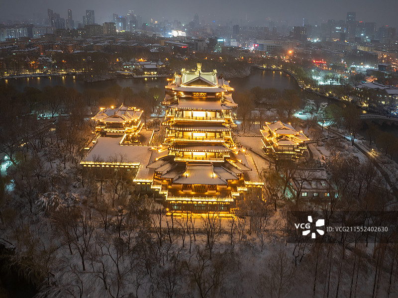 大雪后的济南大明湖夜景图片素材
