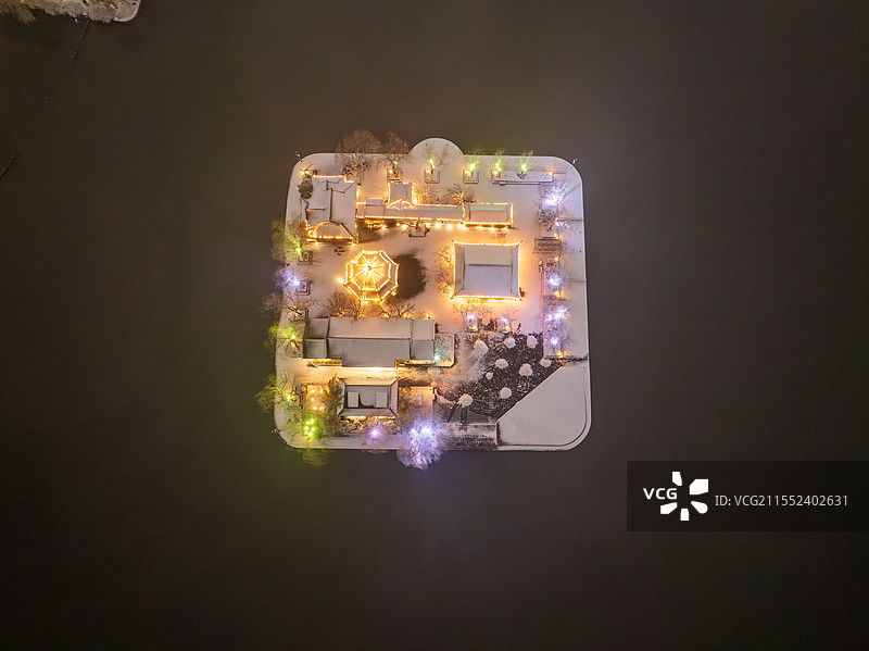 大雪后的济南大明湖夜景图片素材