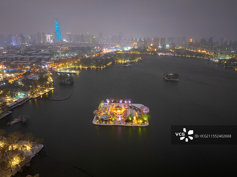 大雪后的济南大明湖夜景图片素材