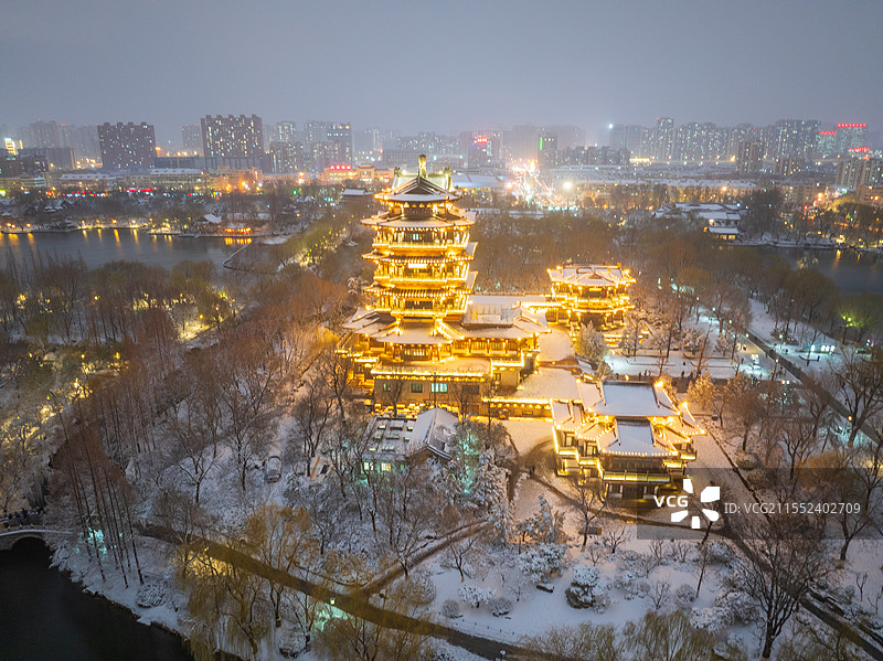 大雪后的济南大明湖夜景图片素材