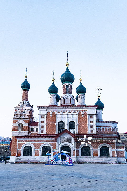 蓝天下教堂的特写镜头图片素材