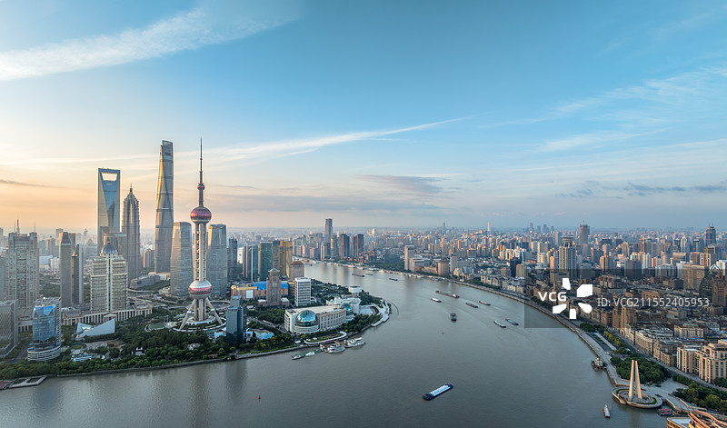 中国上海城市天际线与黄浦江图片素材