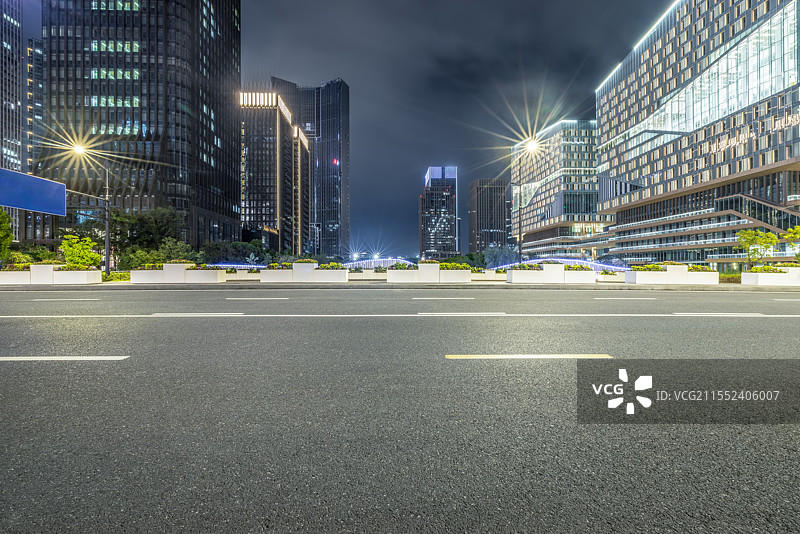 夜晚城市道路与现代建筑群图片素材