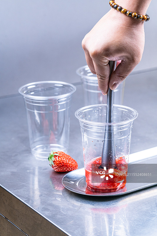 不锈钢桌子上草莓的饮品制作过程图片素材