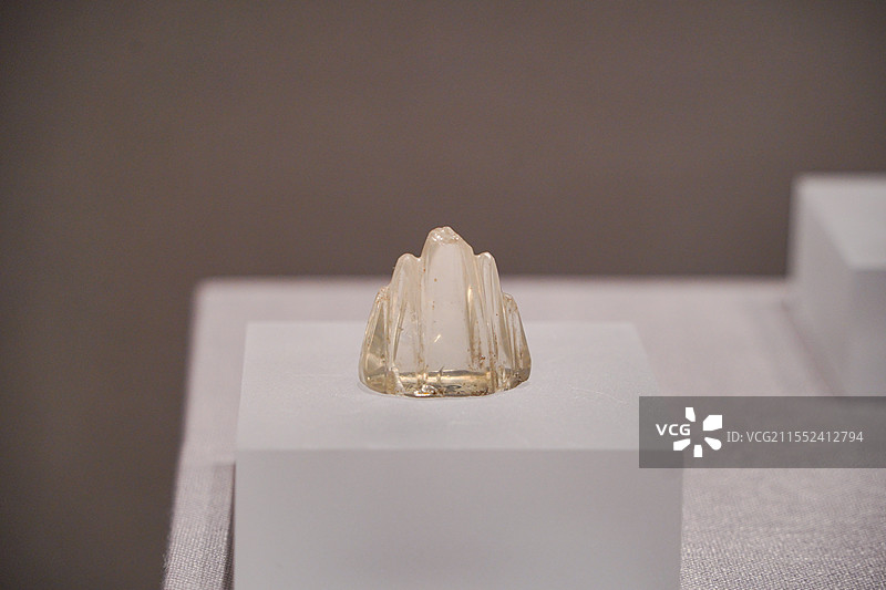 内蒙古文物考古研究院藏13-14世纪山形水晶饰件图片素材
