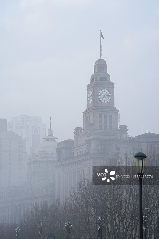 上海日出清晨大雾外滩陆家嘴城市地标建筑图片素材