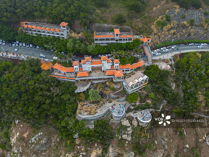 航拍海陵岛悬崖上的废墟酒店建筑，中国广东省阳江市闸坡图片素材