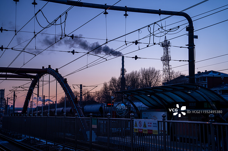 傍晚的轨道站台——长春轨道交通3号线图片素材