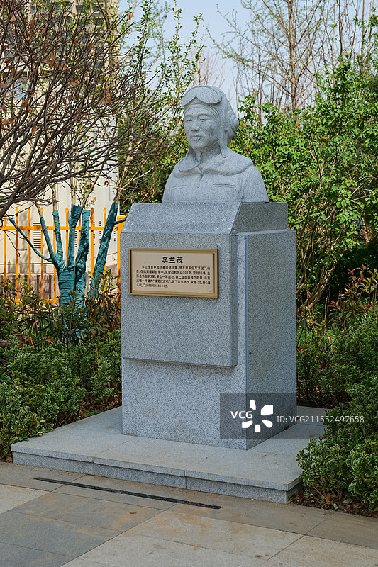 山东济南张庄机场文化公园-飞机跑道文化广场-抗美援朝志愿军空军飞行员“李兰茂”雕塑图片素材