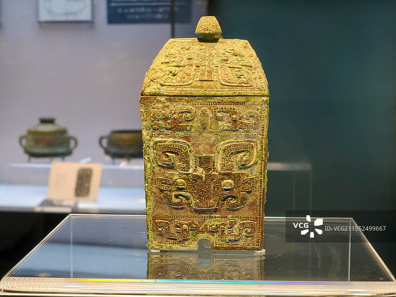 保利艺术博物馆的商代青铜方彝饕餮纹方彝图片素材