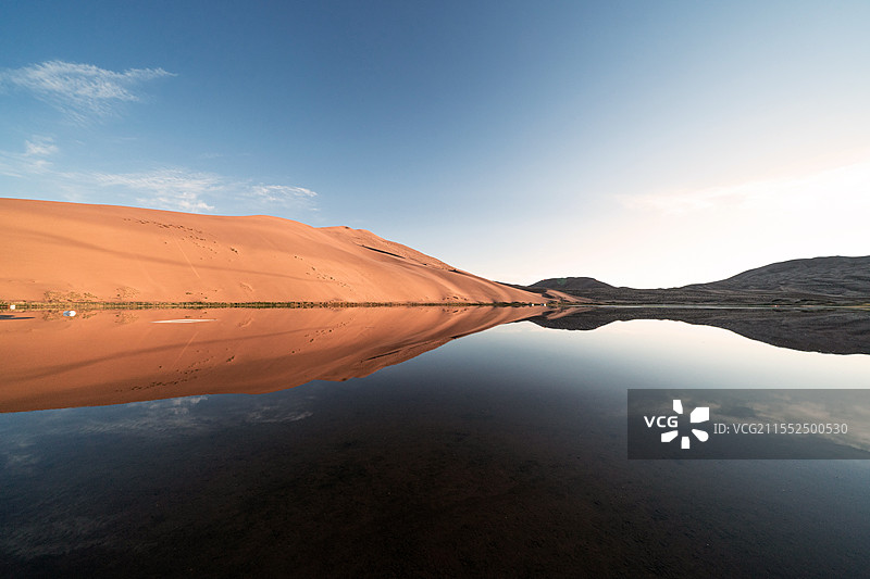 中国西部内蒙古阿拉善巴丹吉林沙漠巴丹湖图片素材