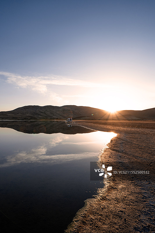 中国西部内蒙古阿拉善巴丹吉林沙漠巴丹湖图片素材