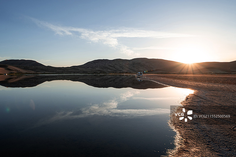 中国西部内蒙古阿拉善巴丹吉林沙漠巴丹湖图片素材
