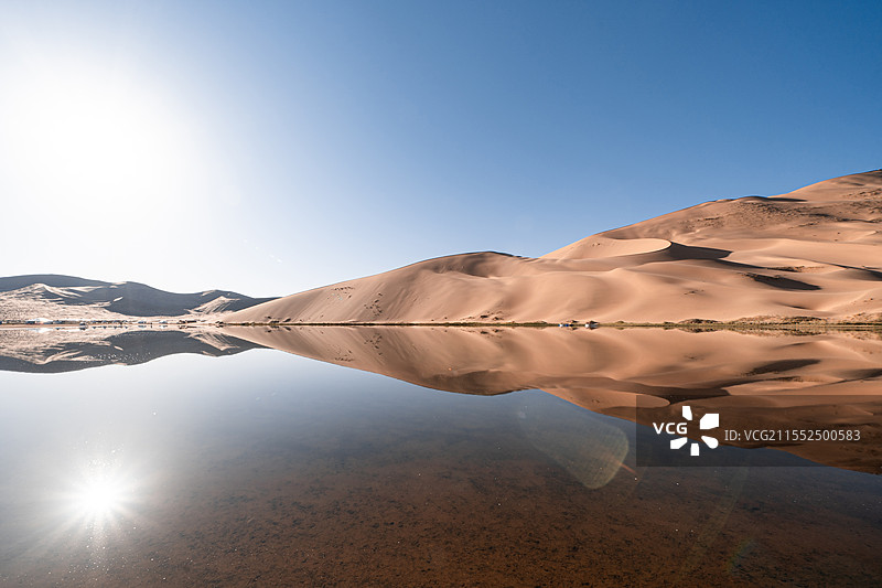 中国西部内蒙古阿拉善巴丹吉林沙漠巴丹湖图片素材