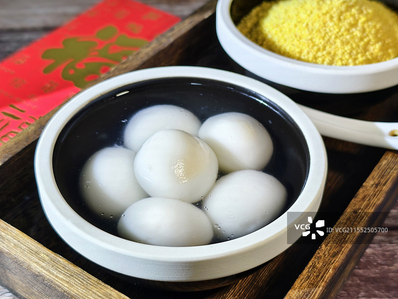 汤圆，小米加汤圆。静物拍摄，原图。图片素材
