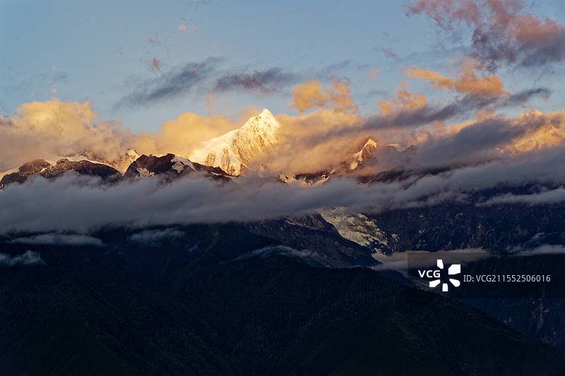 梅里雪山日照金山图片素材