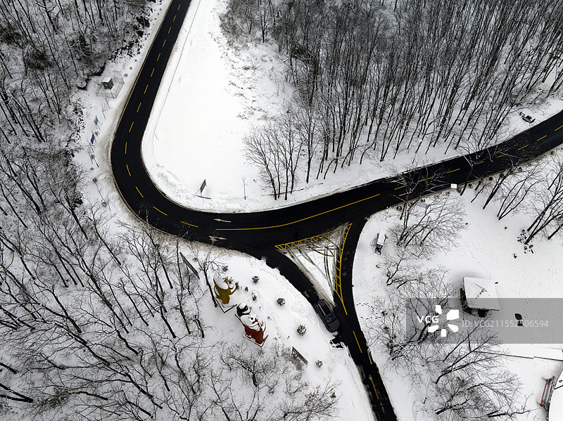 冬天雪山树林道路交通自然风光图片素材