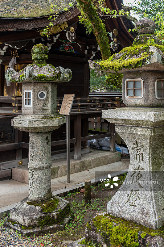 日本京都神社内石灯笼常夜灯图片素材