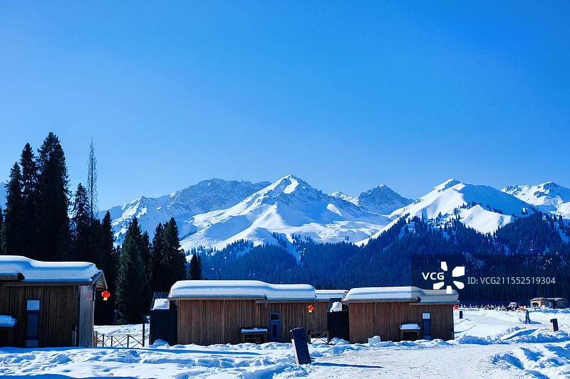 新疆库尔德宁 雪山木屋图片素材