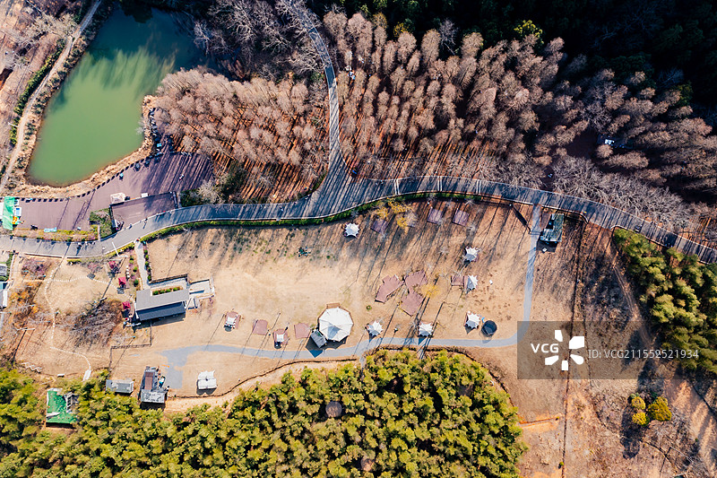 等待春天的露营地图片素材
