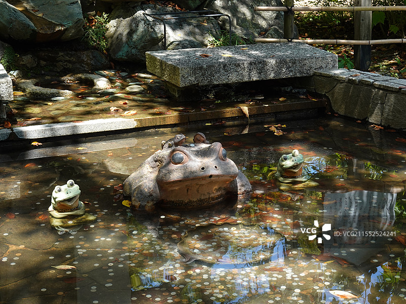日本京都岚山天龙寺池塘青蛙石雕像图片素材