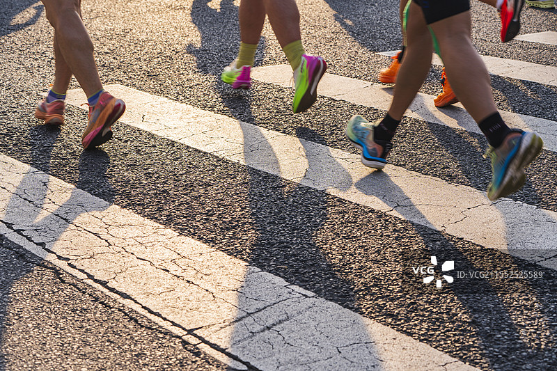 清晨，阳光，马拉松跑者，选择性对焦，低角度图片素材
