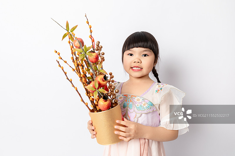 白色背景中身穿汉服的小女孩手捧着福桶图片素材
