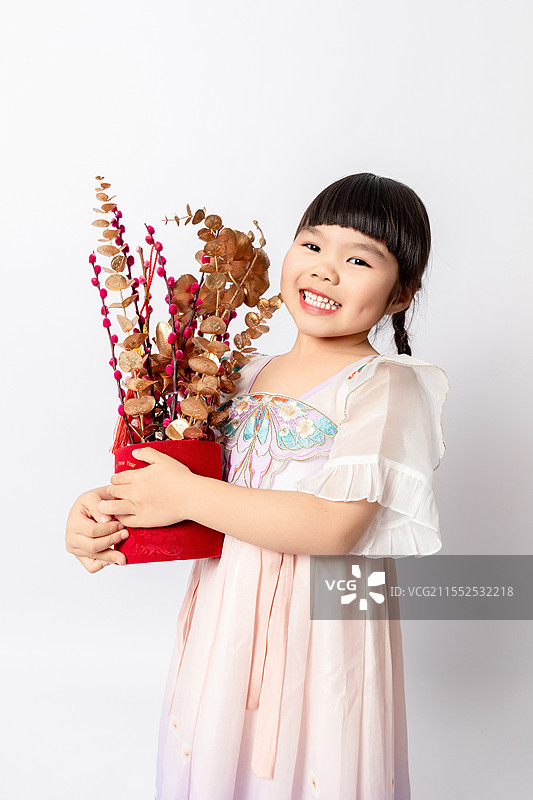 白色背景中身穿汉服的小女孩手捧着福桶图片素材