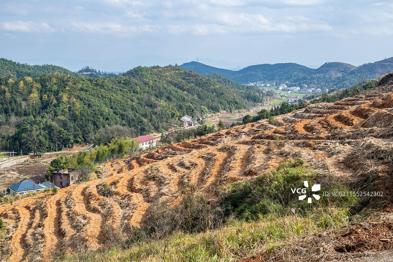 春季造林翻耕的高山土地图片素材