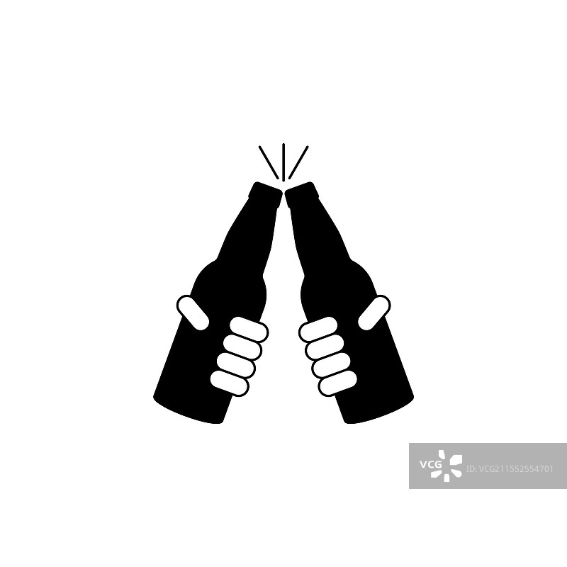 手中举着的啤酒瓶相互碰撞发出清脆的声响图片素材