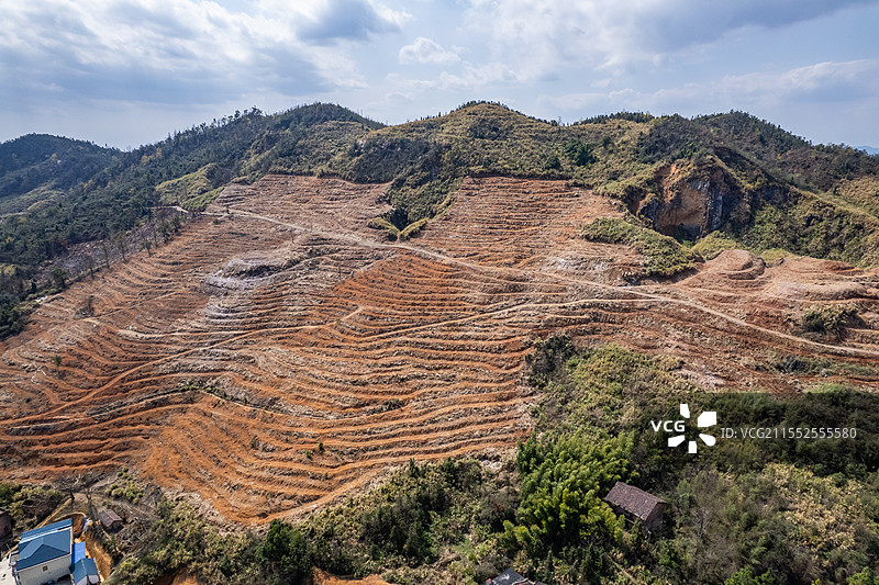 春季造林翻耕的高山土地图片素材
