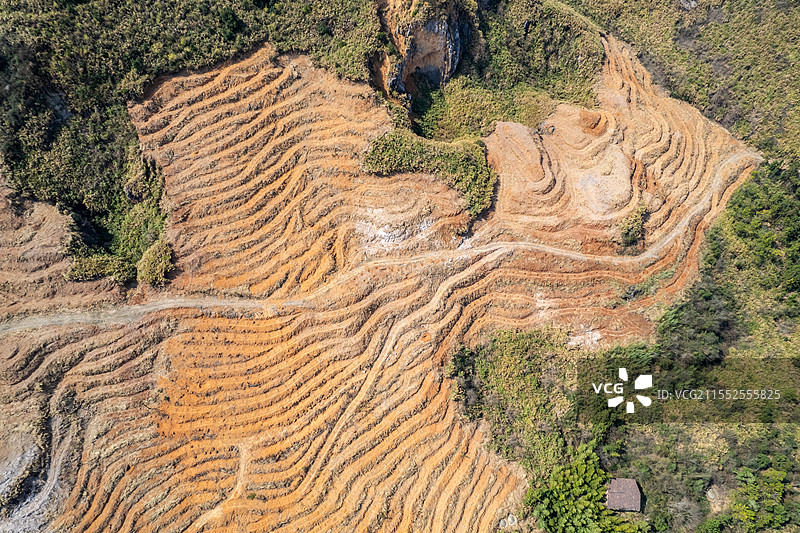 春季翻耕的山坡土地图片素材