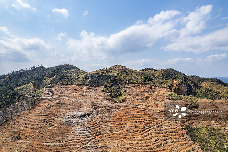 春季造林翻耕的高山土地图片素材