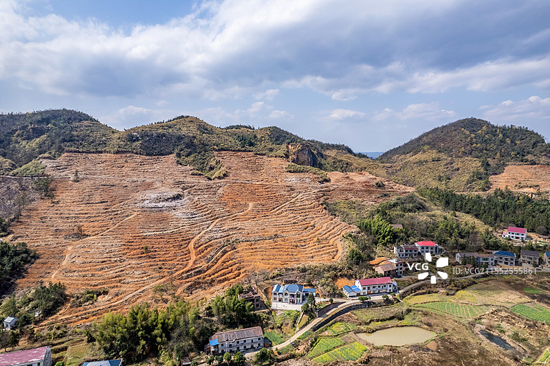 春季造林翻耕的高山土地图片素材