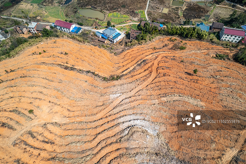 春季翻耕的山坡土地图片素材
