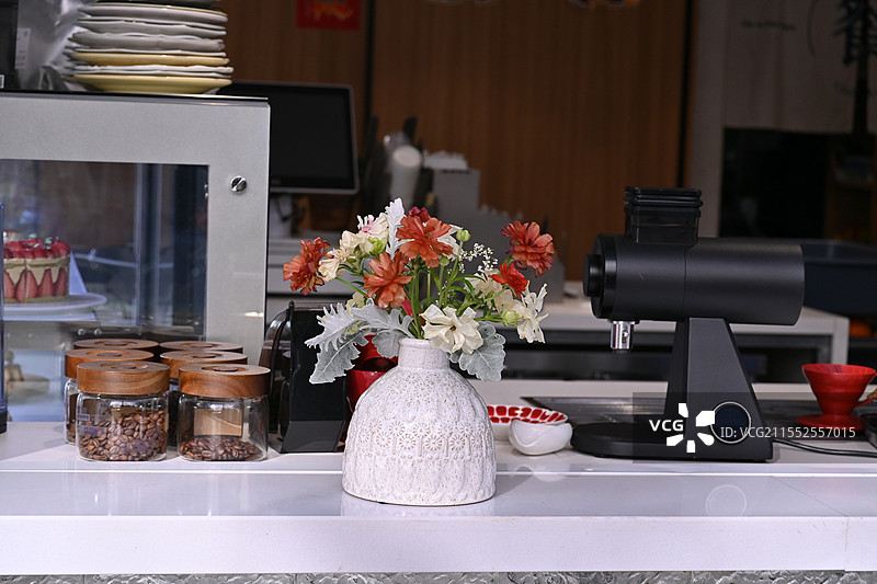 云南昆明文林街边咖啡店里的花卉图片素材