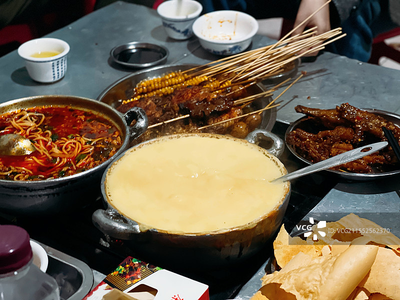 热气腾腾都巍山烧烤夜宵图片素材