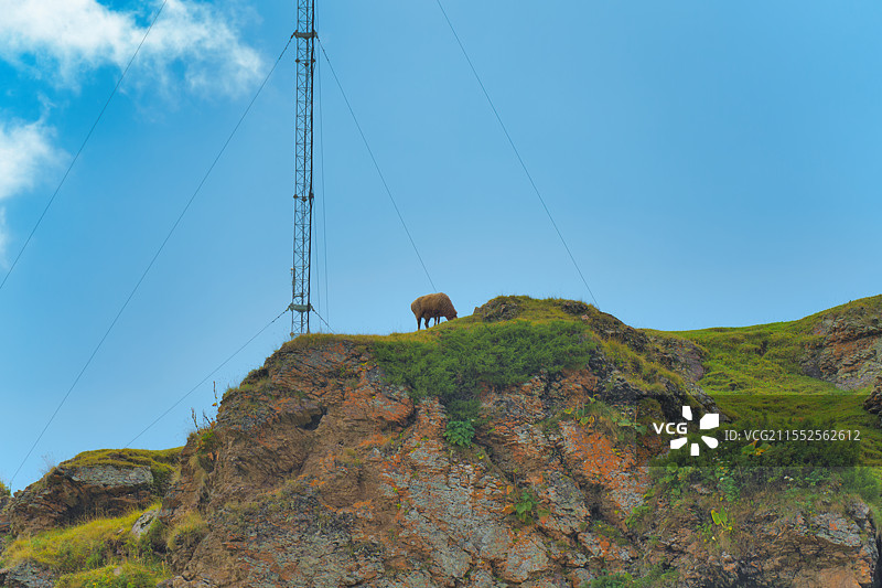 独库公路上的孤独行者：山地与天际的交汇图片素材