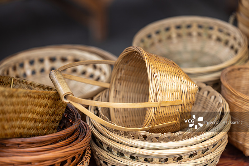 手工编织制作的竹篮子簸箕图片素材