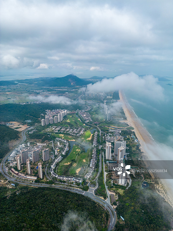 航拍雨雾天的海陵岛南海一号十里银滩风光，中国广东省阳江市闸坡图片素材