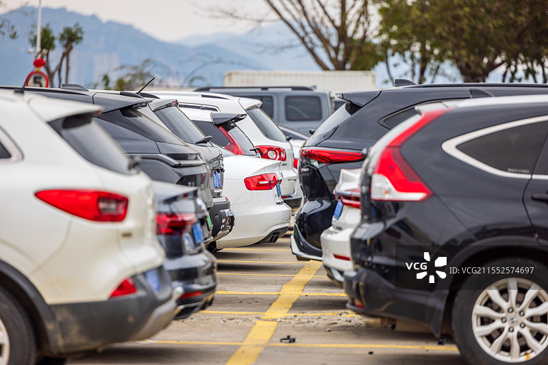 停车场里停靠大量汽车图片素材