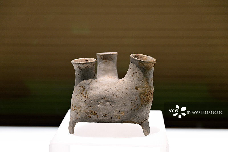 灰陶三口器，新石器时代崧泽文化，上海青浦崧泽遗址51号墓出土，陶瓷馆，中国古代陶瓷，上海博物馆东馆图片素材